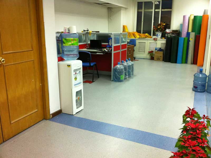 塑膠地板圖片 pvc辦公地板上雙面膠的痕跡如何去除?