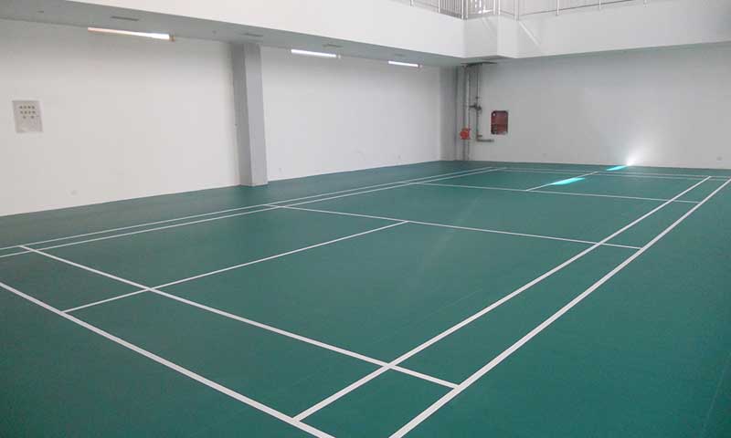 一片室內羽毛球場地鋪地膠多少錢？