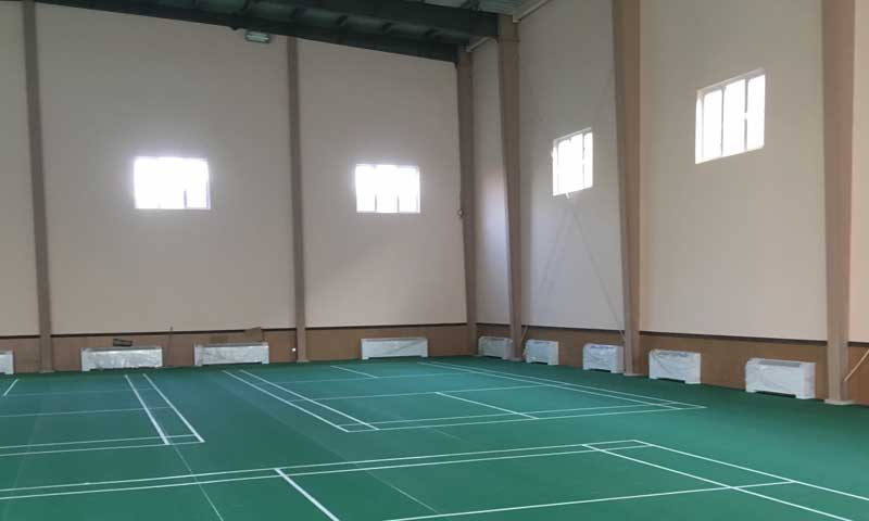 一片室內羽毛球場地鋪地膠多少錢？